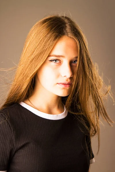 Uma Jovem Muito Bonita Com Cabelo Loiro Longo Olhar Penetrante — Fotografia de Stock