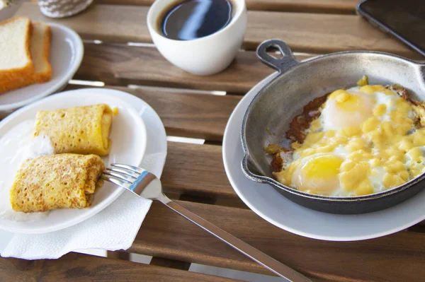 Ontbijt Met Eieren Toast Pannenkoeken Koffie Verbrand Roerei Vrijgezellenontbijt Morgens — Stockfoto