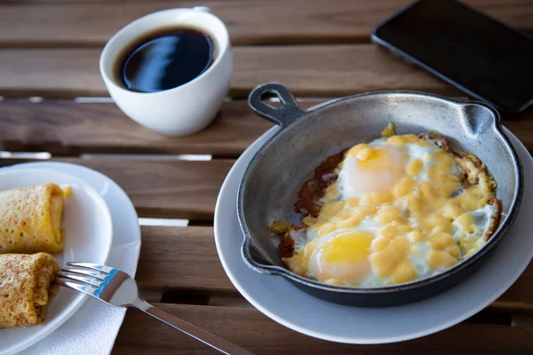 Ontbijt Met Eieren Toast Pannenkoeken Koffie Verbrand Roerei Vrijgezellenontbijt Morgens — Stockfoto