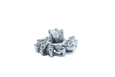 Elmas kolye, beyaz altın kolyeye izole edilmiş. Yuvarlak kesimli elmaslar, çiçek temalı, girdap, mücevher.