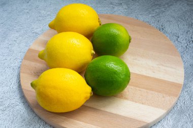 Olgun turunçgiller eski ahşap bir masada - limon, limon