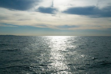 Gümüş rengi denizdeki şafak. Güneş doğmadan önce. Yeni günün başlangıcı