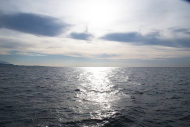 Gümüş rengi denizdeki şafak. Güneş doğmadan önce. Yeni günün başlangıcı