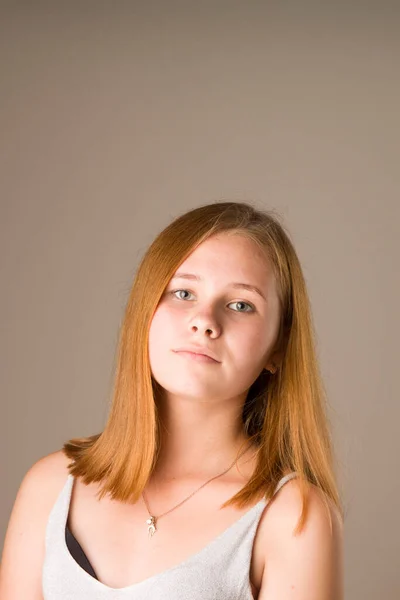 一个红头发的年轻女孩的画像，她脸上流露出自豪和傲慢的表情. — 图库照片