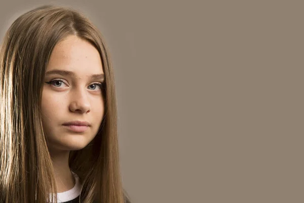 Horizontales Banner, junges schönes Mädchen mit langen blonden Haaren, das gerade aussieht, tief ernster Blick — Stockfoto