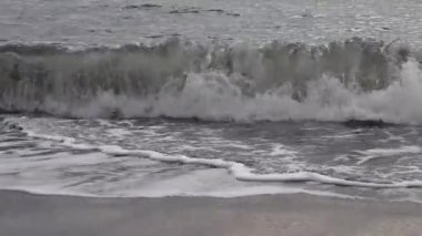 Deniz kıyısında dalgalar. Sörf yazın sıçrar.