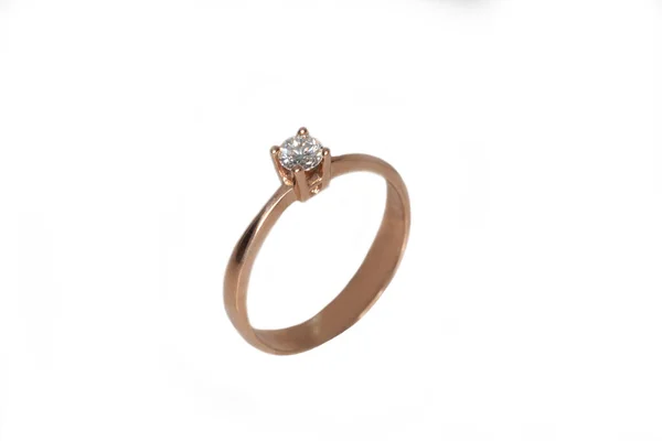 Gouden ring met een diamant op een witte achtergrond. Sieraden — Stockfoto