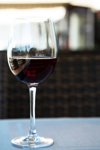 Verre Vin Rouge Dans Verre Bar Sur Table — Photo