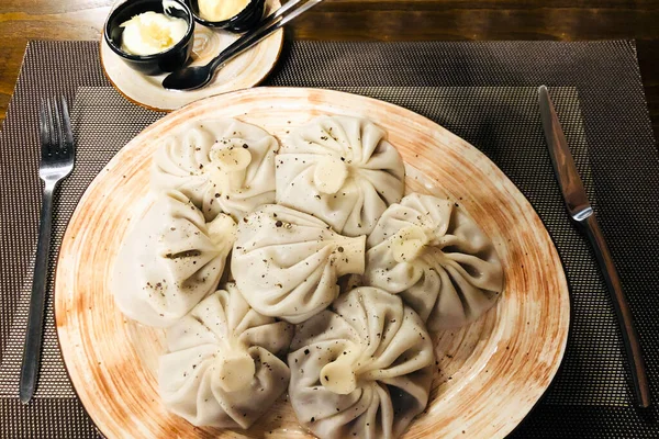 Khinkali Cuit Sur Une Assiette Céramique Avec Sauce Sur Une — Photo