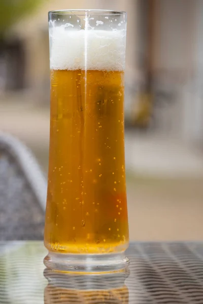 屋外カフェのテラスにあるテーブルの上にガラス製のマグカップ付きのビール。夏休み — ストック写真