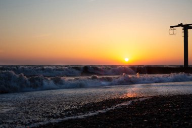 Güneş batarken manzara ve deniz manzarası çok güzel. Okyanusta yaz akşamı.