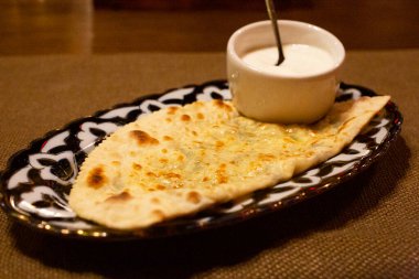 Peynirli ve soslu tortilla. Kahverengi kabuklu peynirli peynir turtası. Ya da İtalyan Quatro Formaggi Gürcü Khachapuri pizzası.