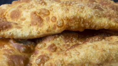 Cheburek, et ve soğanlı kızarmış turta. Pek çok Türk ve Moğol halkının geleneksel yemeği, yakın plan