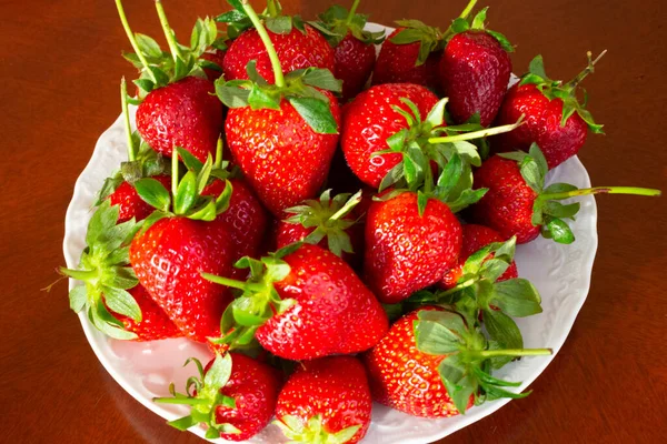 여름철 디저트 식탁에 접시에 딸기를 얹는다 — 스톡 사진