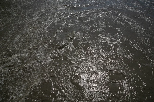 Šplouchání Odpadní Vody Bláto Špinavá Voda Hnědá Voda Řece Písek — Stock fotografie