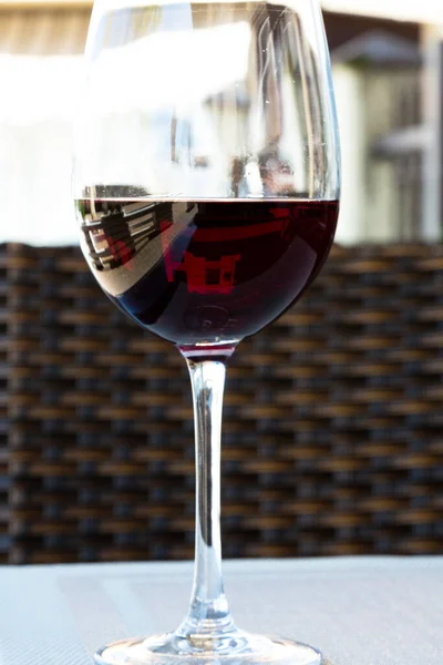 Κόκκινο Κρασί Μεγάλο Ποτήρι Στο Τραπέζι Καλοκαιρινό Καφέ Στη Βεράντα — Φωτογραφία Αρχείου