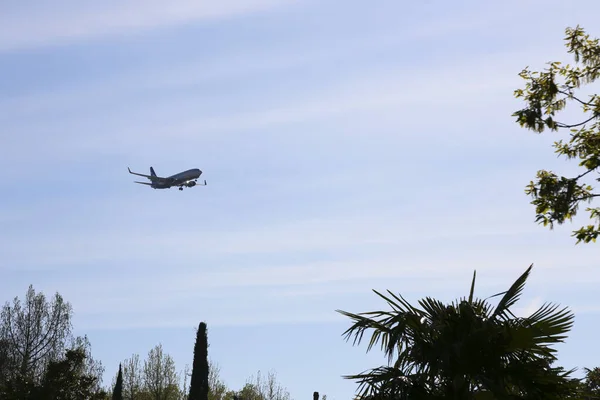 Aviones Acercándose Final Sobre Isla Tropical Avión Cielo Azul Cerca —  Fotos de Stock