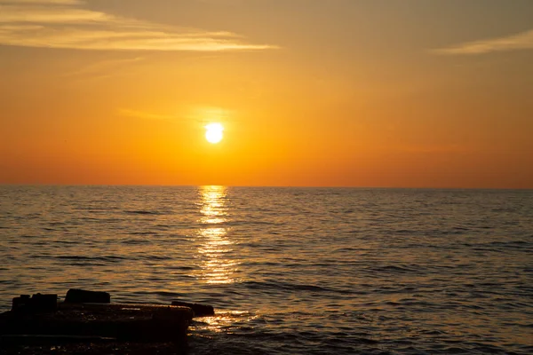Denizin üstünde güzel bir gün batımı Okyanusun üzerinde batan güneş, akşamları