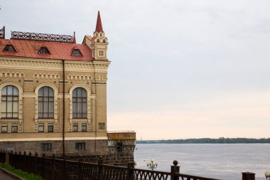 Müze binasının ön cephesi, 1912 yılında Moskova mimarı A.V. tarafından inşa edilen eski bir Tahıl Borsası. Ivanov Rusya 'nın Rybinsk şehrinde Rus tarzında