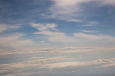 Güneşli gökyüzü soyut arkaplan, güzel bulutlar, gökyüzünde, beyaz kabarık bulutlar, özgürlük konsepti