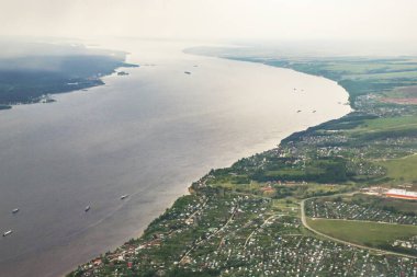 Uçaktan Dünya 'nın yüzeyine bakın. Volga Nehri, Rusya, Kazan şehri yakınlarında.