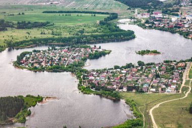Uçaktan Dünya 'nın yüzeyine bakın. Volga Nehri, Rusya, Kazan şehri yakınlarında.