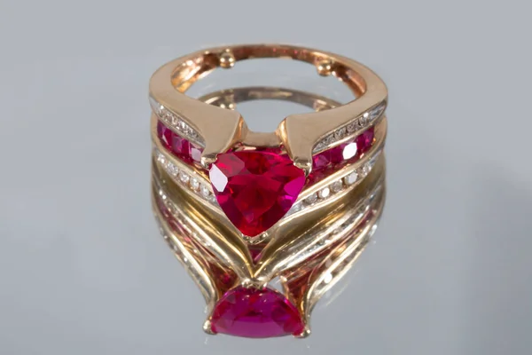 Anello Oro Giallo Carati Con Diamanti Rubini Riflette Nello Specchio — Foto Stock