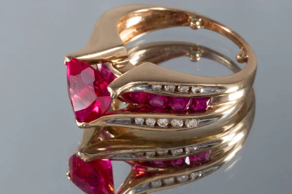 Δαχτυλίδι Χρυσό Κ14 Καρατίων Διαμάντια Και Ρουμπίνια Αντανακλάται Στον Καθρέφτη — Φωτογραφία Αρχείου