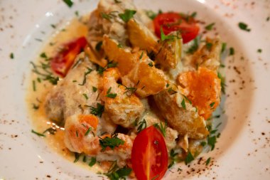 Patates ve havuçlu nefis pişmiş tavşan eti. Yiyecek arka planı, yakın plan.