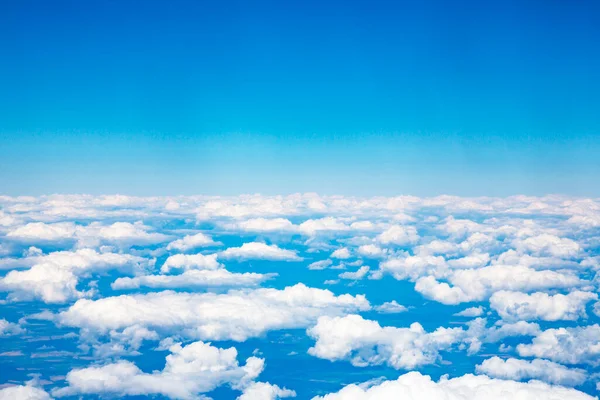 하늘에 비행기의 날개입니다 개펄을 하늘이 보인다 — 스톡 사진