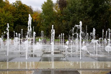 Yere bir su akıntısı sıçrıyor. Yerden fışkıran bir kaynak.