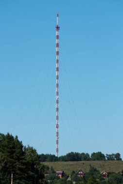 High Hill TV kulesi, uydu antenleri ve telekomünikasyon
