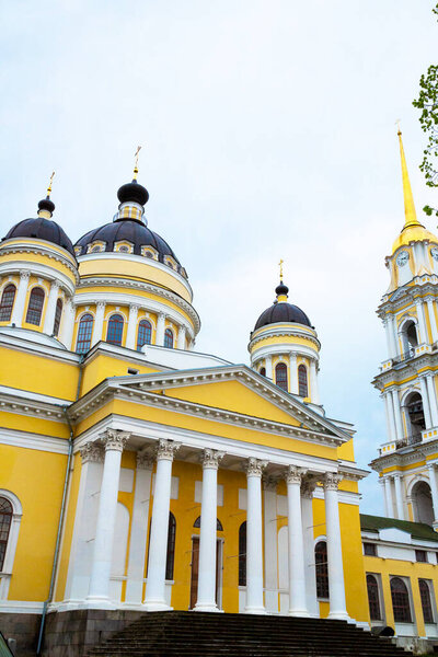 Рыбинск, Россия - 10 августа 2020 г.: Преображенский собор. Спасо-Преображенский собор на набережной Волги