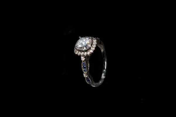 Δαχτυλίδι Χρυσό Διαμάντια Σκούρο Φόντο Πολύτιμες Πέτρες — Φωτογραφία Αρχείου