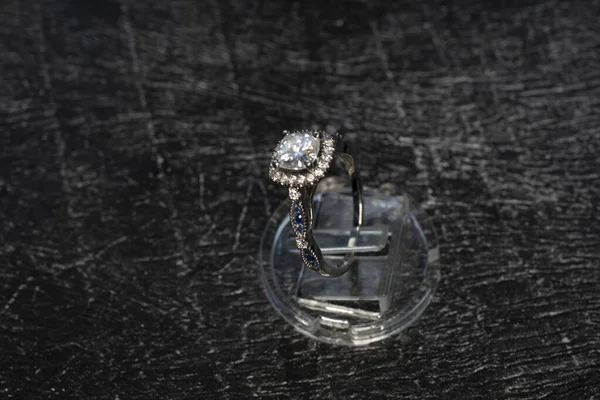 ダイヤモンドリング 暗い背景に天然ダイヤモンド付きゴールドリング 貴重な石 — ストック写真
