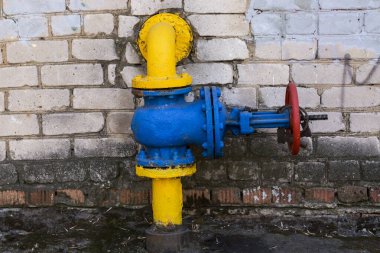 Doğal gaz arzını kesmek için valf durdurma. Halka gaz iletimi için boru hattı. Enerji kaynakları tüketicilere sağlanmaktadır. Gaz metalik borularda..