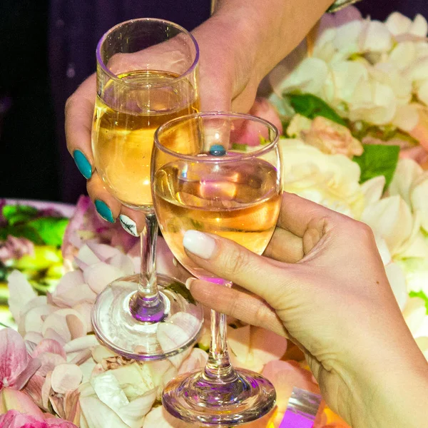 Duas Mulheres Num Bar Colam Copos Com Vinho Branco Conceito — Fotografia de Stock