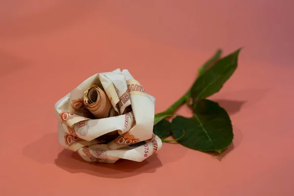 Bloemen origami bankbiljetten de roos is gemaakt van 5000 Russische bankbiljetten. Stockfoto