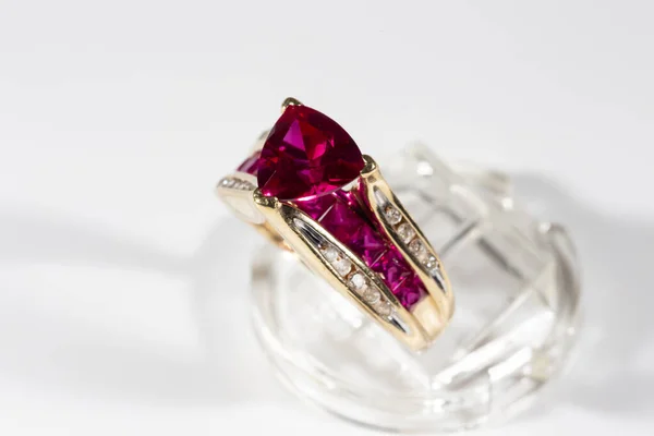 Rubin Gyűrű Gyémántokkal Körülvéve Billió Vágás Sárga Arany Gyűrű Egy — Stock Fotó