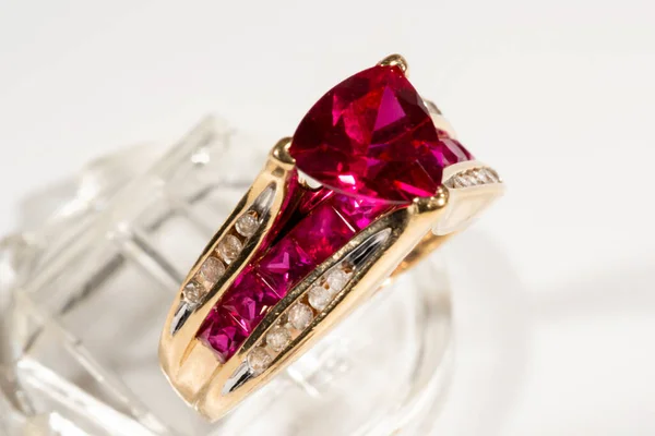 Ruby Ring Omgiven Diamanter Trillion Cut Gul Guld Ring Ett — Stockfoto