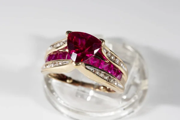 Ruby Ring Omgiven Diamanter Trillion Cut Gul Guld Ring Ett — Stockfoto