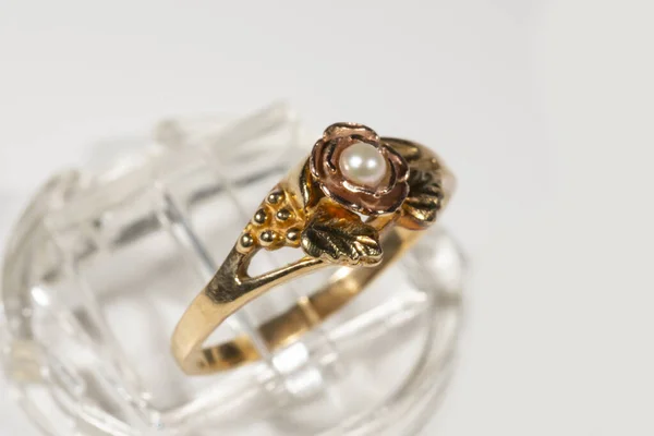 Ένα Χρυσό Δαχτυλίδι Ένα Μικρό Μαργαριτάρι Δαχτυλίδι Μοντέλο Black Hills — Φωτογραφία Αρχείου