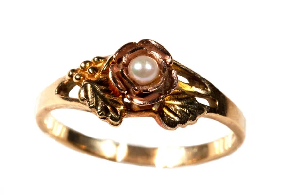 Ένα Χρυσό Δαχτυλίδι Μαργαριτάρι Γυναικεία Κοσμήματα Από Κίτρινο Χρυσό Χάντρες — Φωτογραφία Αρχείου