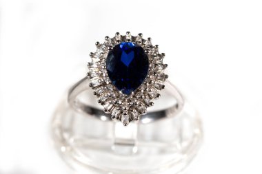 Elmas yüzük. Beyaz arka planda safirli elmas yüzük. Elmas ve büyük safir yüzüklü. Altın alyanslar.