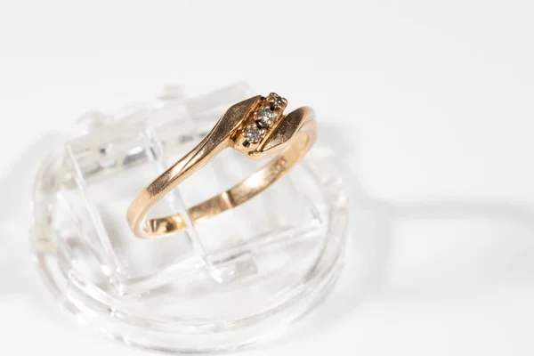 Pierścionek Diamentowy Pierścień Białym Tle Pierścień Trzema Diamentami Złote Obrączki — Zdjęcie stockowe