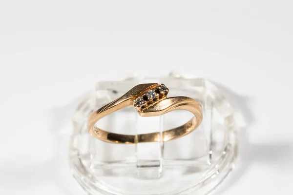 Pierścionek Diamentowy Pierścień Białym Tle Pierścień Trzema Diamentami Złote Obrączki — Zdjęcie stockowe