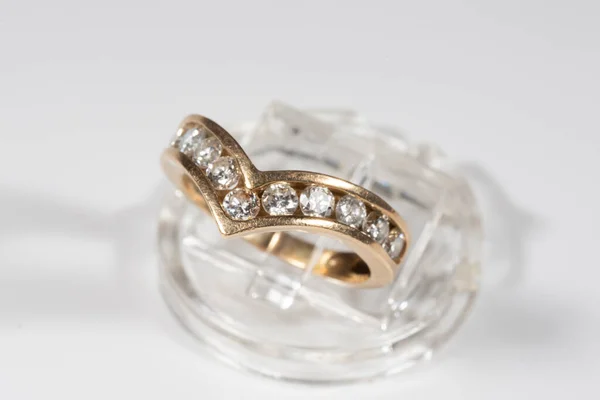 Gouden Ring Met Diamanten Het Vrouwelijke Accessoire Geïsoleerd Een Witte — Stockfoto