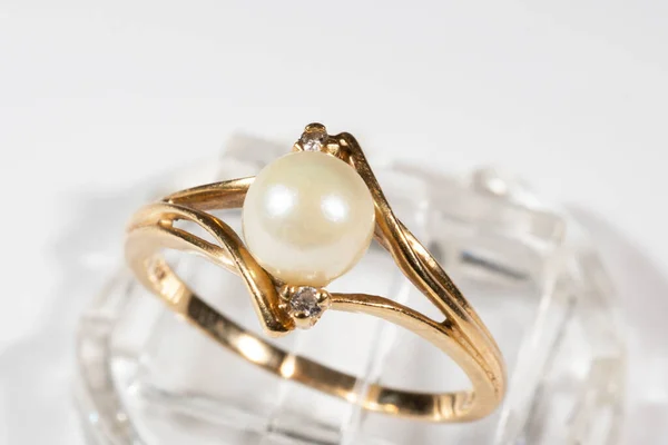 Ένα Χρυσό Δαχτυλίδι Ένα Λευκό Στρογγυλό Μαργαριτάρι Και Δύο Μικρά — Φωτογραφία Αρχείου