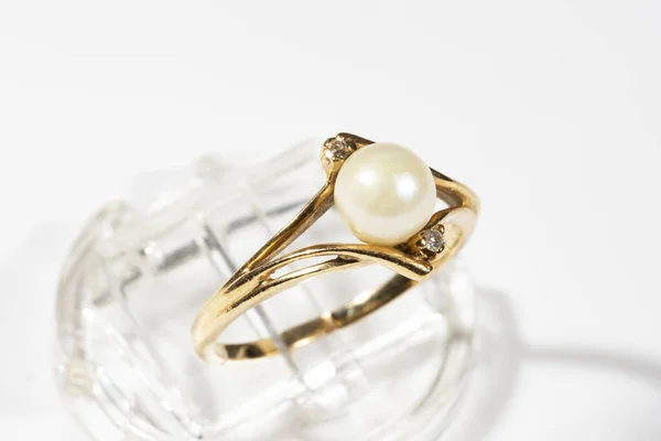 Ένα Χρυσό Δαχτυλίδι Ένα Λευκό Στρογγυλό Μαργαριτάρι Και Δύο Μικρά — Φωτογραφία Αρχείου