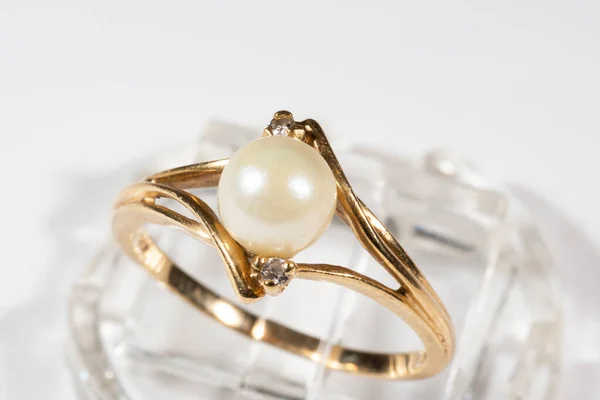 Een Gouden Ring Met Een Witte Ronde Parel Twee Kleine Stockafbeelding